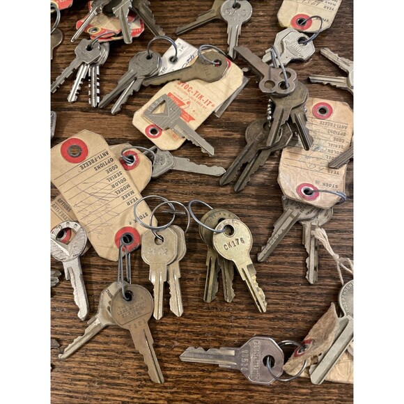 Lot of Old Keys Original Vintage Car Dealership Gas Locks Misc Ford Mercury - Picture 4 of 14